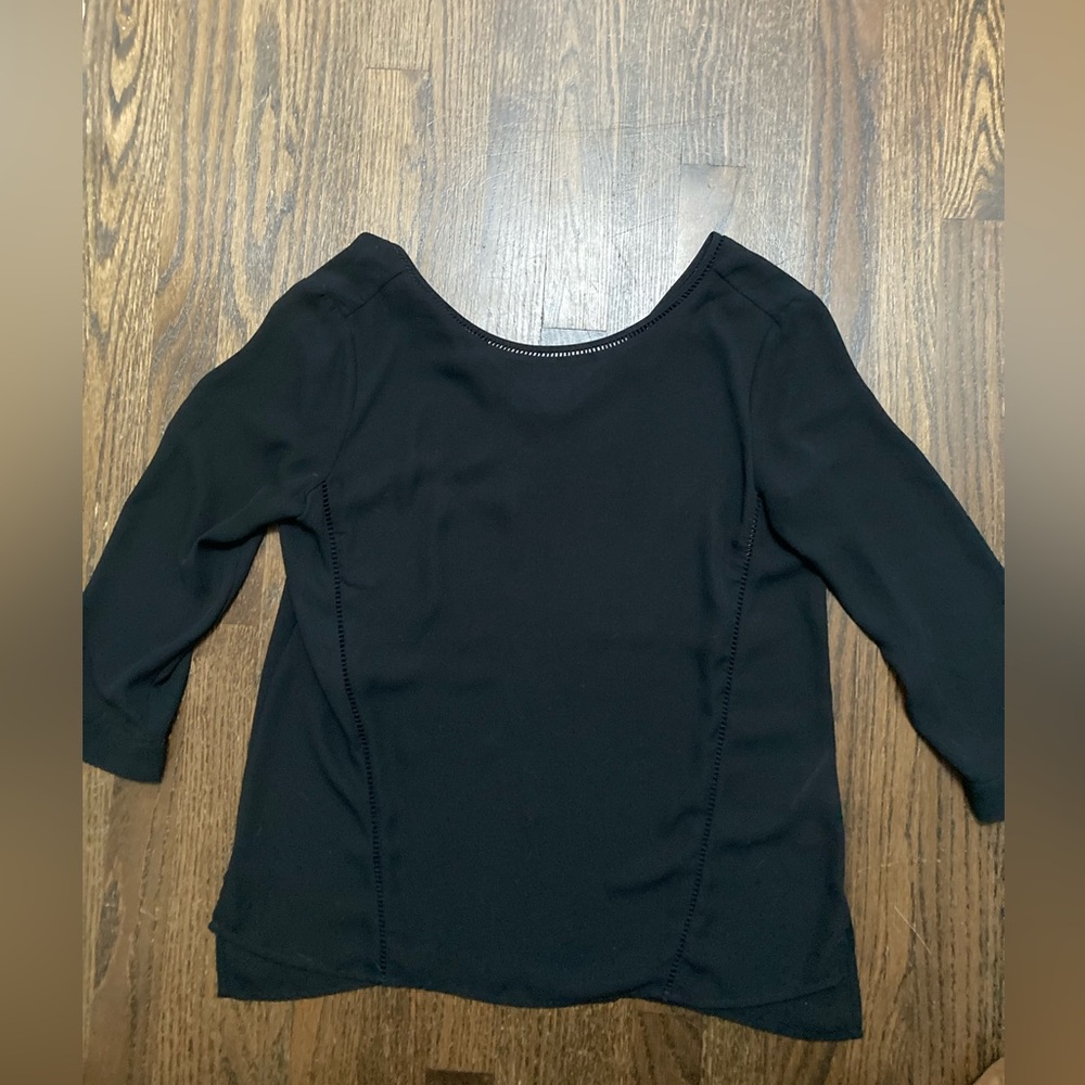 Black flowy blouse. 3/4 sleeves. V-neck back